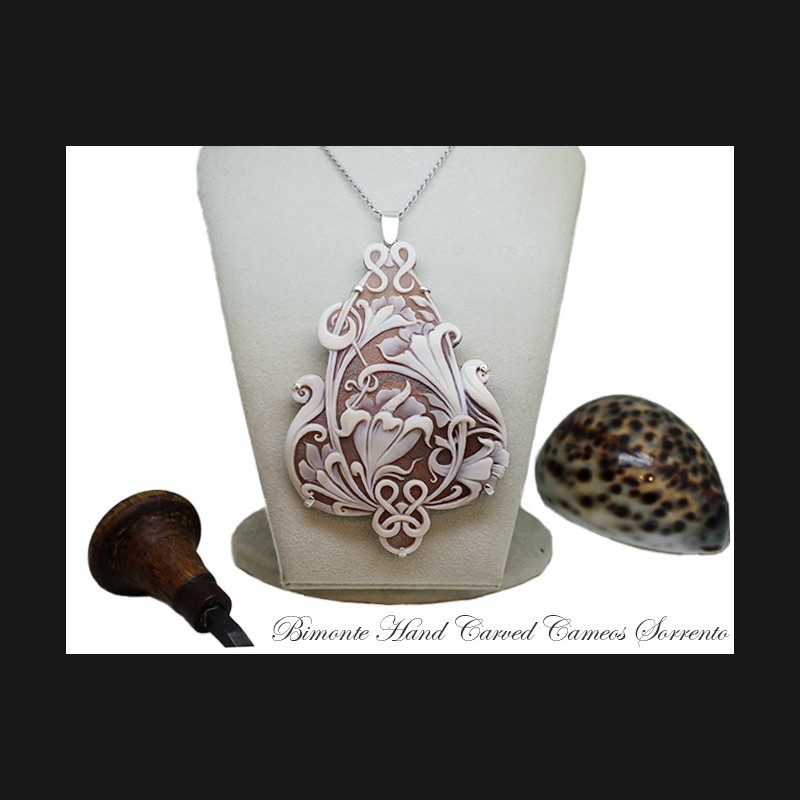 ''Natura'' Cameo Necklace